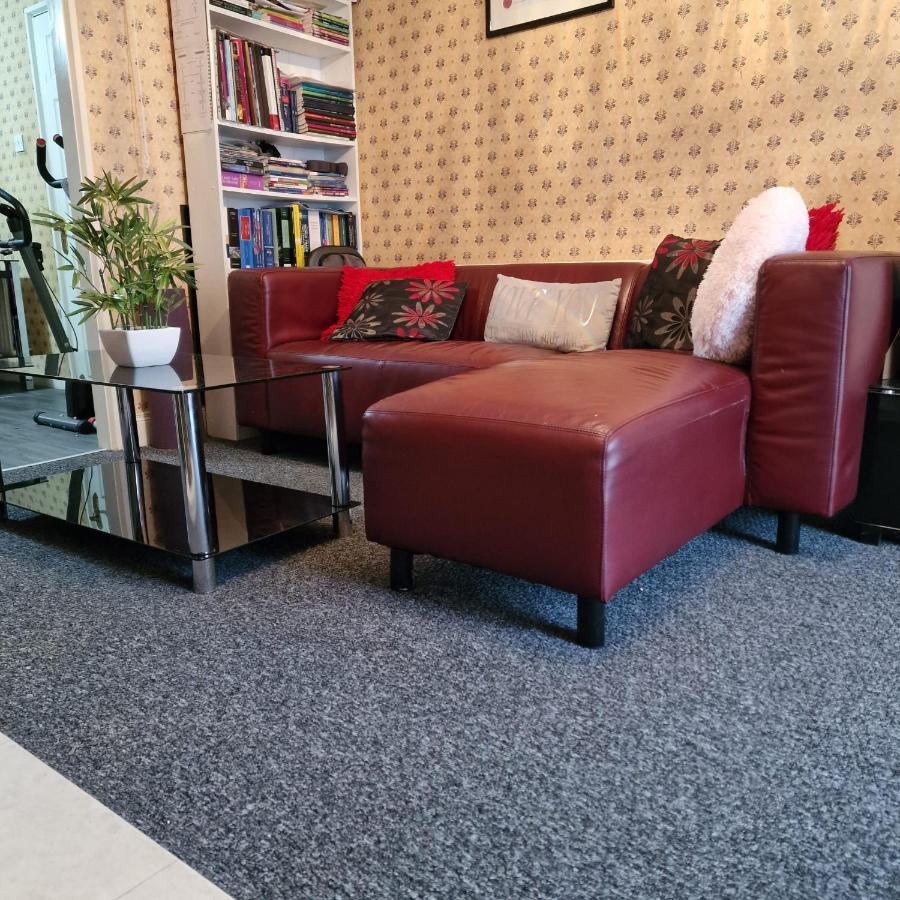 Females Only - Private Bedrooms In Dublin Lucan Exterior photo